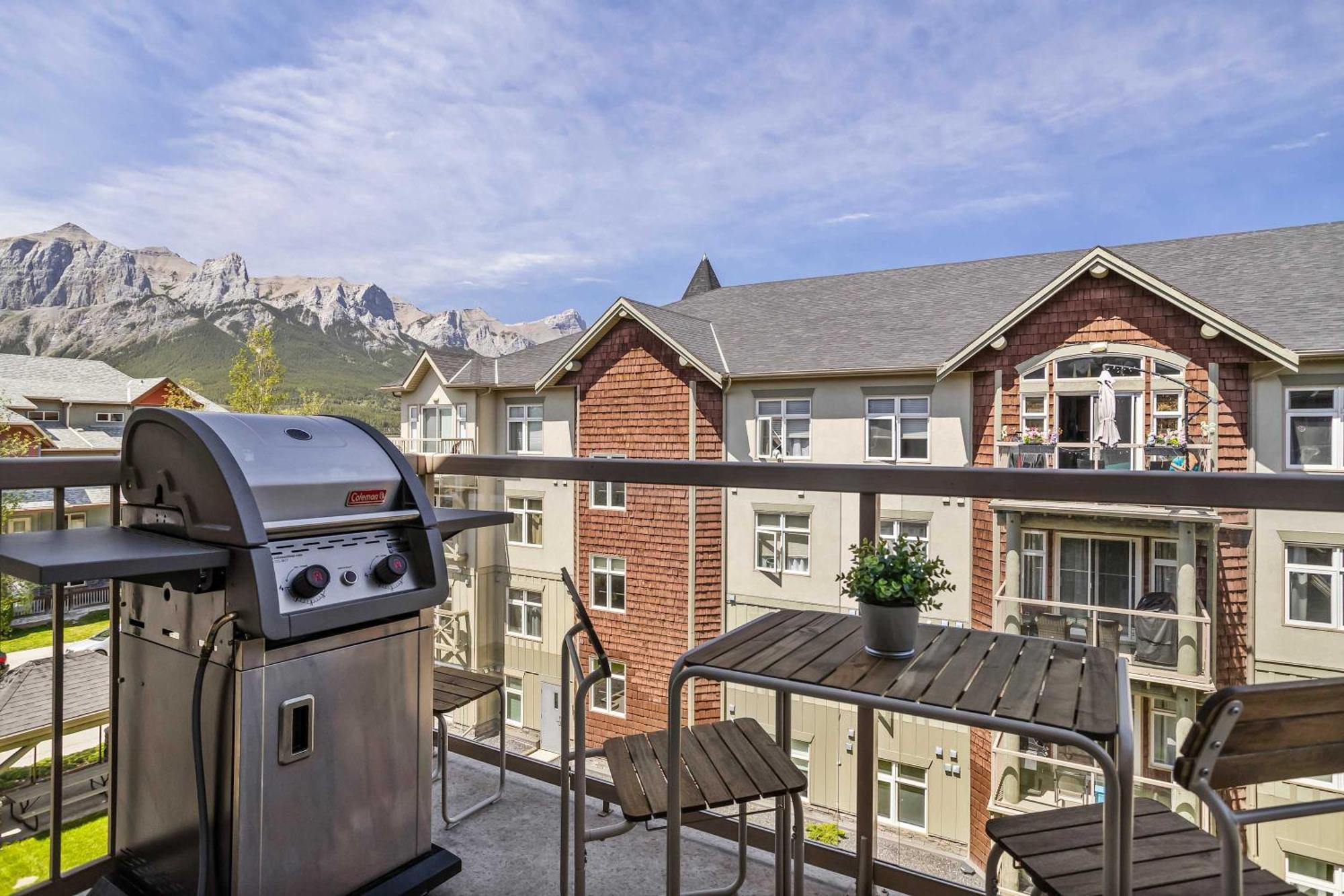 Mountain Views Balcony And Free Parking Apartment Canmore