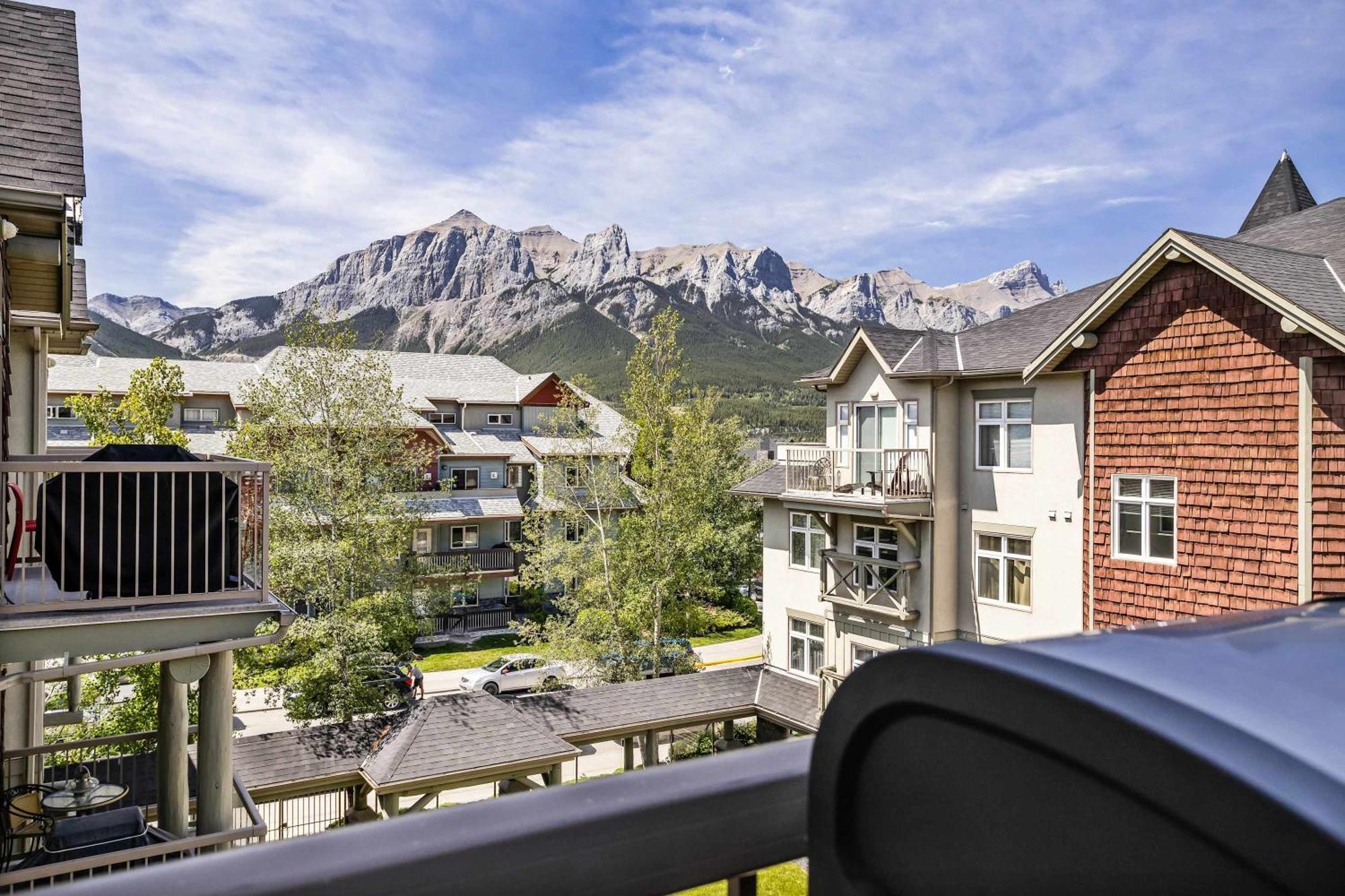 Mountain Views Balcony And Free Parking Canmore