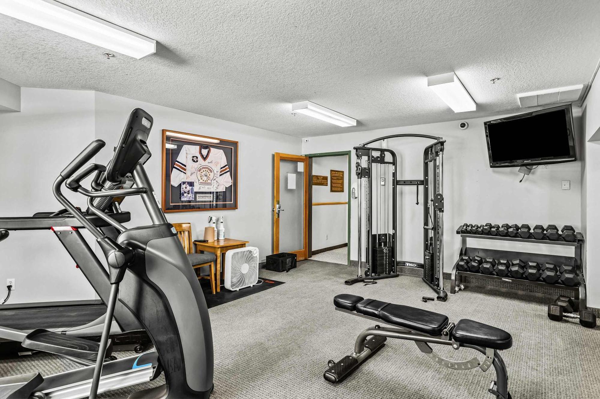 Mountain Views Balcony And Free Parking Apartment
