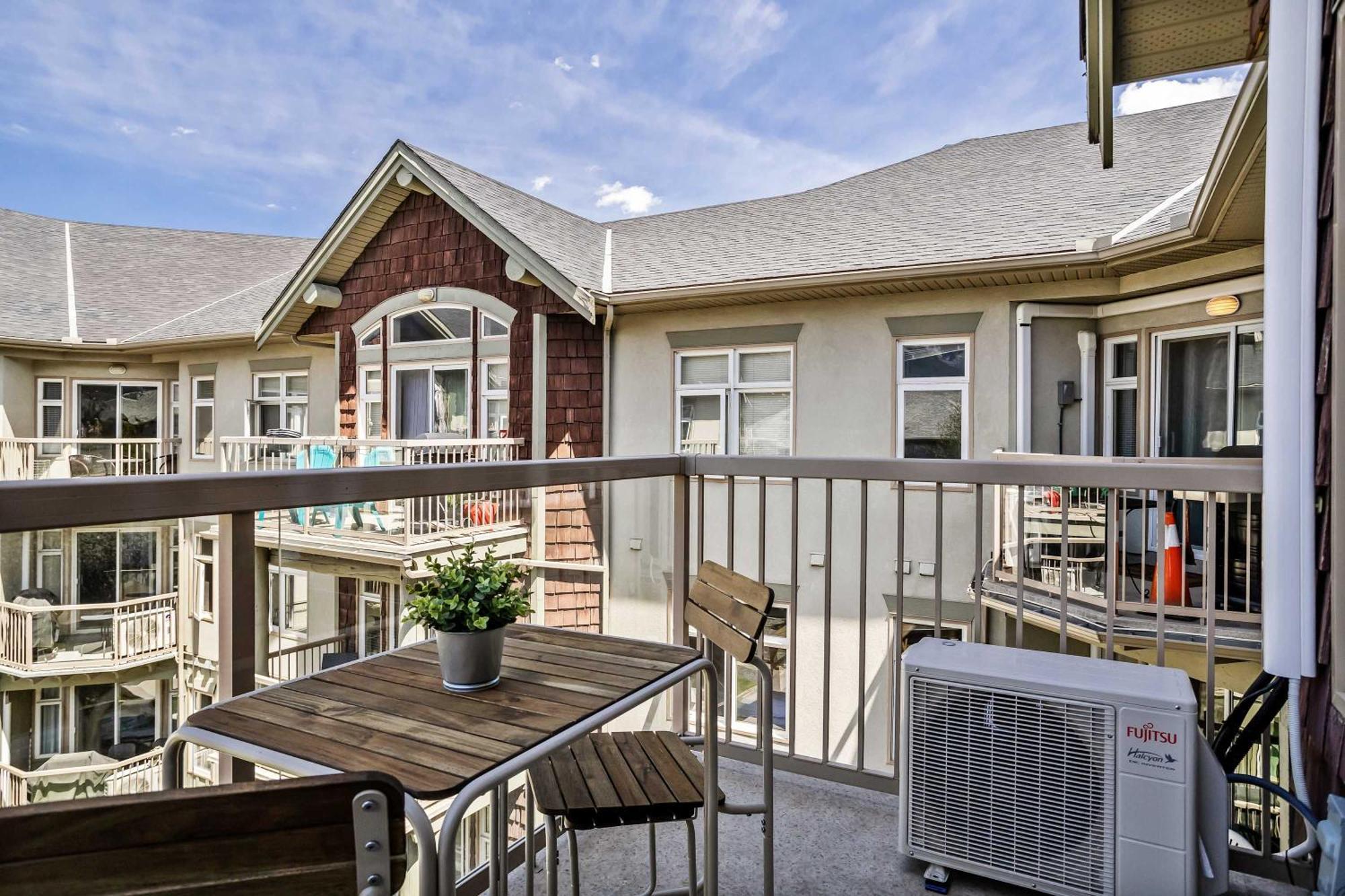 Mountain Views Balcony And Free Parking Apartment *