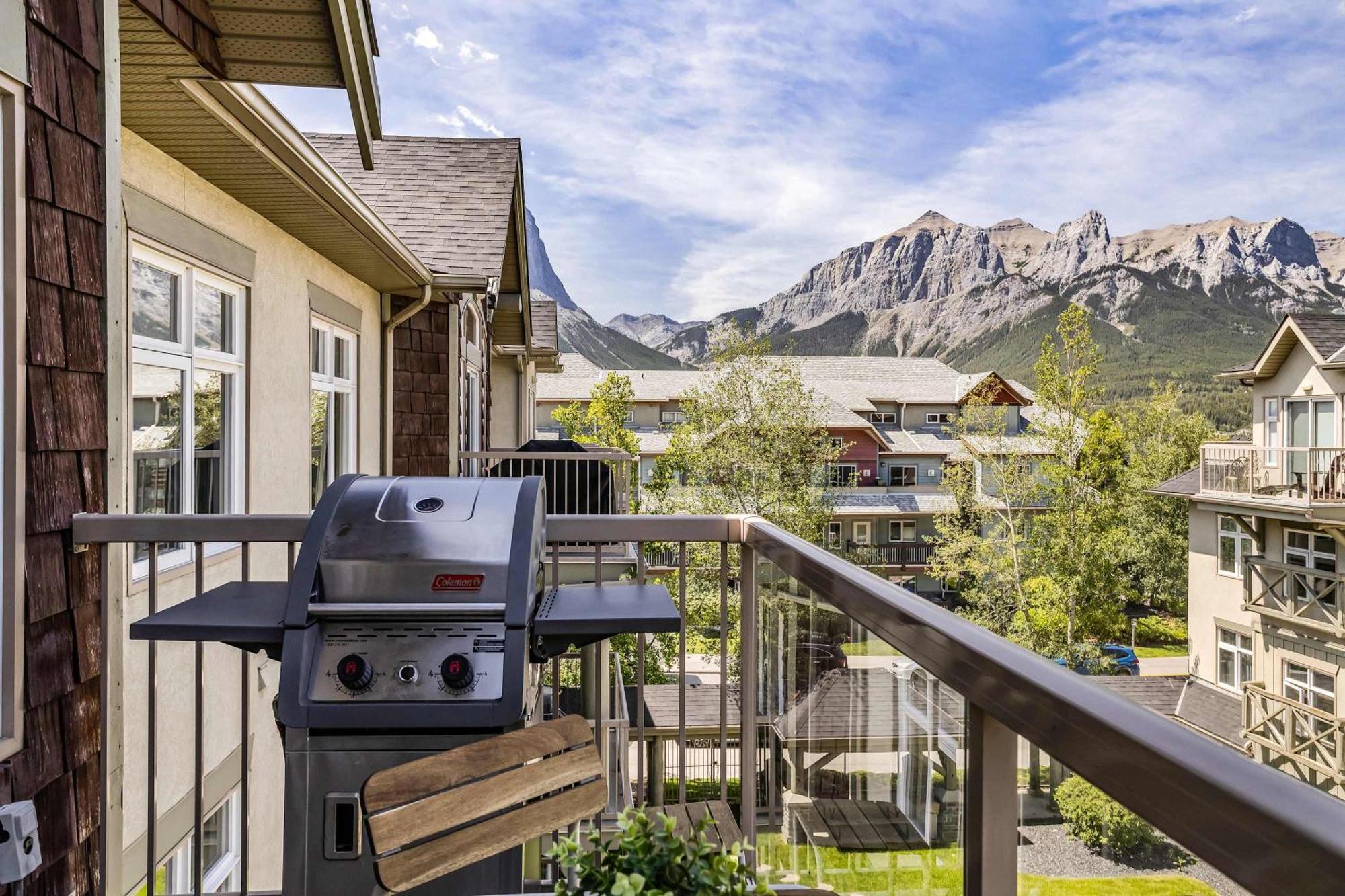 Mountain Views Balcony And Free Parking * Canmore