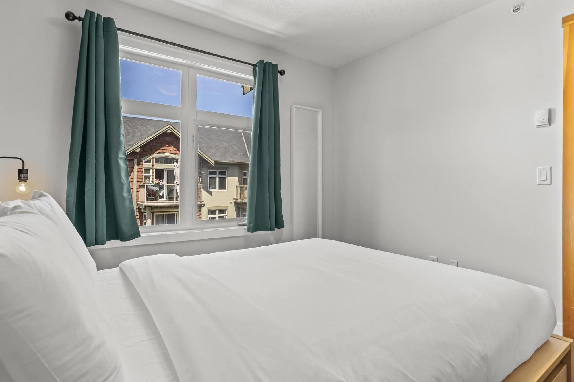 Mountain Views Balcony And Free Parking *