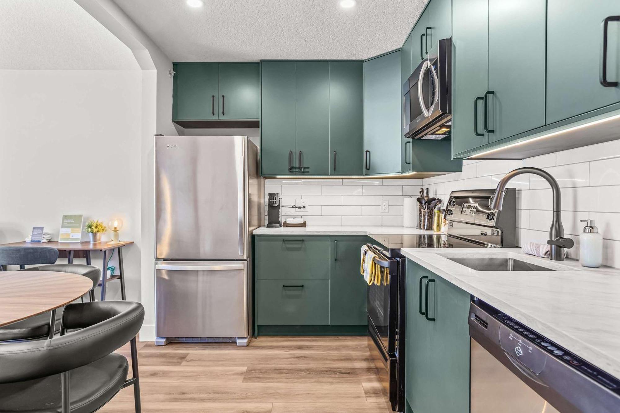 Mountain Views Balcony And Free Parking Canmore