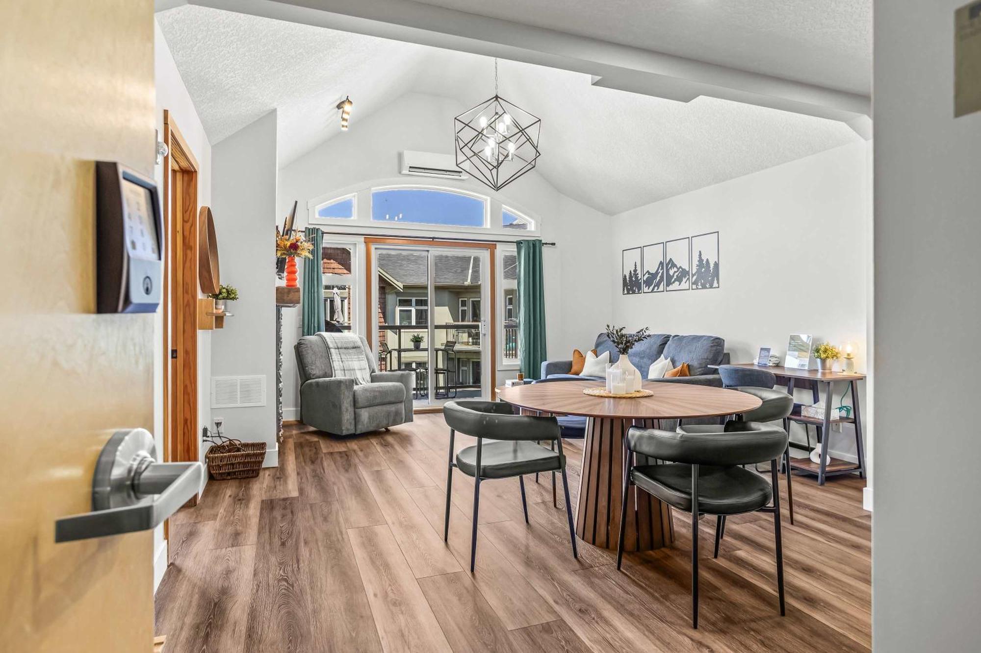 Mountain Views Balcony And Free Parking Apartment *